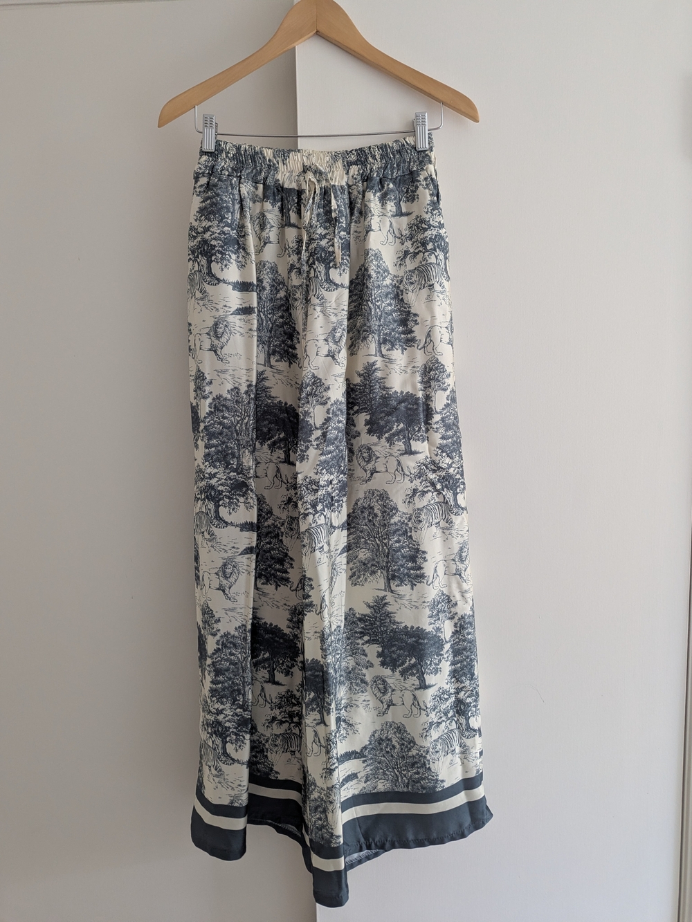 Toile De Jouy Print Wide-Leg Trousers - Picture 4 of 7